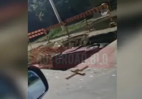 Иномарка упала в перекоп в Благовещенске в темное время суток