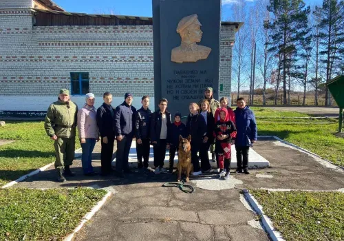 Памятник амурскому герою-пограничнику привели в порядок юнармейцы