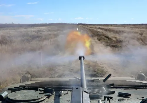 Огонь по имитированному противнику из БМП-2 ведут мобилизованные в Приамурье 