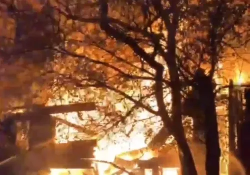 Двухэтажный барак в Благовещенске тушили все пожарные части города 