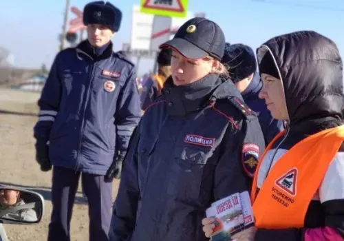 Амурских автомобилистов поздравили с профессиональным праздником и напомнили о правилах пересечения ж/д переездов