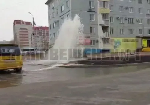 Стихийный "гейзер" образовался в микрорайоне Благовещенска