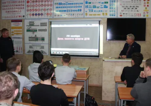 Железнодорожники рассказали о последствиях нарушений ПДД будущим водителям 