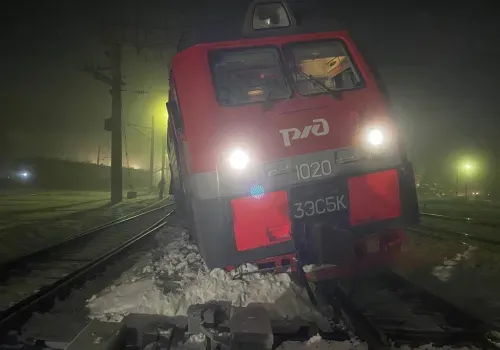 Локомотив и вагоны с углем сошли с рельсов в Амурской области