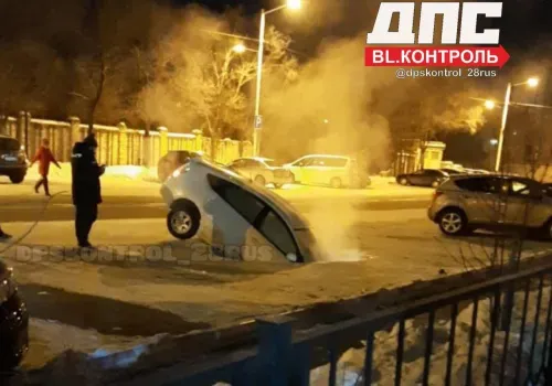 Соцсети: автомобиль провалился на парковке в Благовещенске