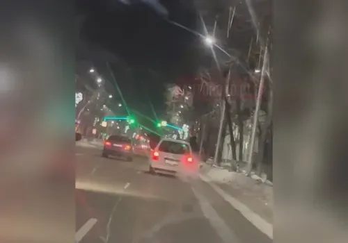 Парни высунулись в окна машины и проехали в таком положении по улице в Благовещенске