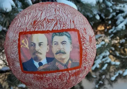 Портреты Ленина и Сталина украсили елочные игрушки амурчан