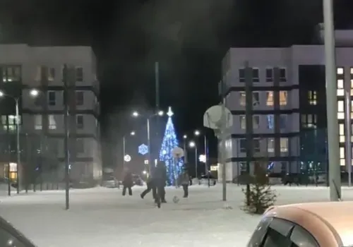 В Свободном дети сыграли в футбол на снегу в аномальные морозы