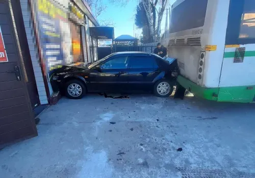 Автобус без водителя врезался в легковое авто в городе Свободный