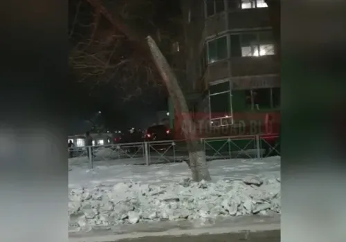 Автомобиль наехал на многоквартирный дом в Благовещенске