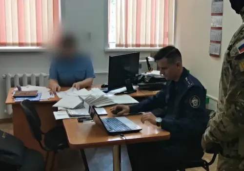 В Амурской области бывшего пристава обвиняют в злоупотреблении полномочиями