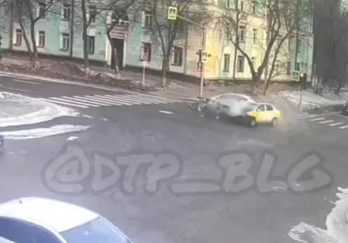 Момент ДТП с автомобилем такси в Благовещенске попал на камеру