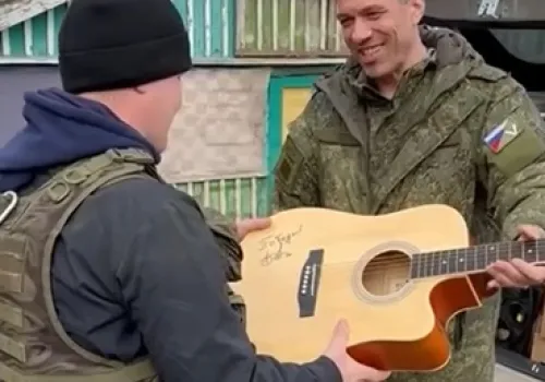 Бойцам СВО доставили гитару с автографом губернатора Амурской области