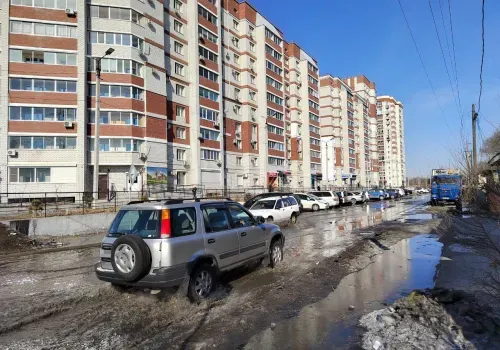 Вода из бесхозяйной сети затопила дорогу в Благовещенске