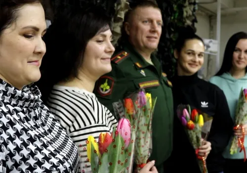Военные подарили цветы женщинам Белогорска, поддерживающим участников СВО 