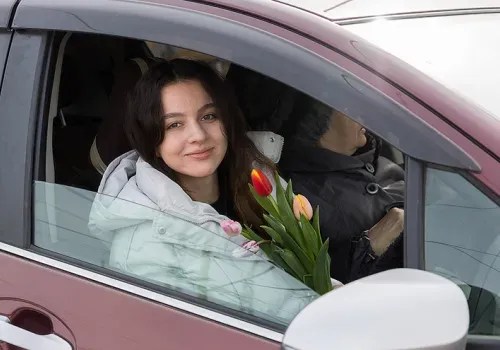 Женщин-водителей с 8 Марта поздравили на железнодорожных переездах сотрудники ЗабЖД