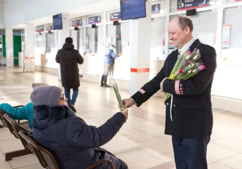 Железнодорожники поздравили женщин-пассажиров на вокзале станции Чита-2 ЗабЖД накануне 8 Марта