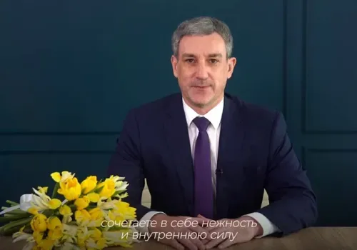С 8 Марта поздравил амурчанок губернатор Василий Орлов