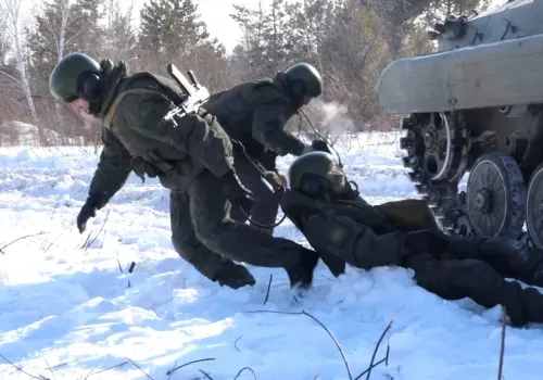 Эвакуацию с поля боя отрабатывают будущие офицеры в Амурской области 