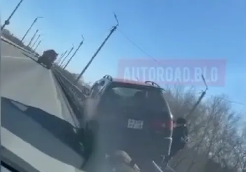 Автомобиль повредил дорожный знак и завис на ограждении в Благовещенске 