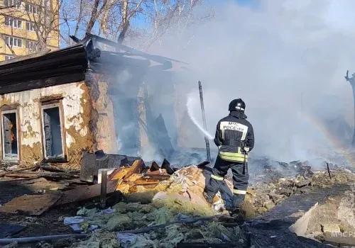 Ветер повлиял на развитие пожара в деревянном доме в Благовещенске