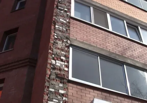 В Благовещенске возбуждено уголовное дело по домам, с фасада которых упал кирпич