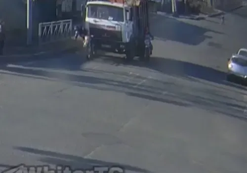 Пьяный водитель грузовика столкнулся с мотоциклами в Белогорске