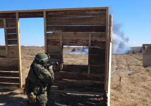 Военные и добровольцы отрабатывают армейскую тактическую стрельбу в Приамурье