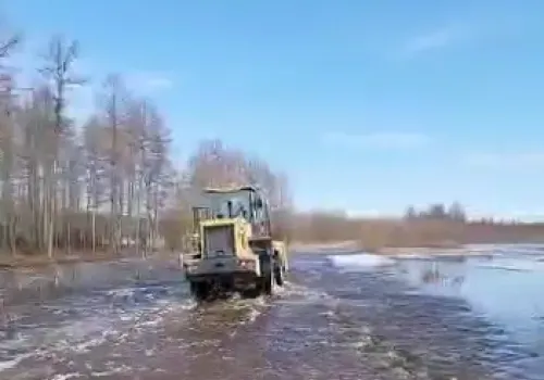 Вода вышла на дорогу из-за ледяных заторов на севере Амурской области