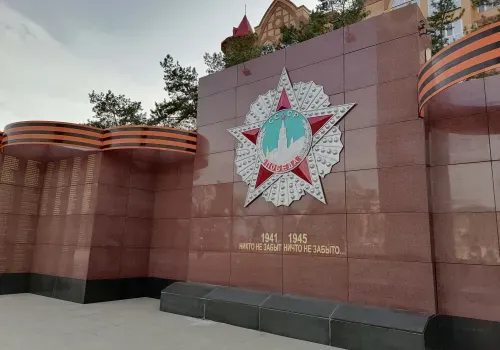 Сотни школьников закружились в Вальсе Победы в Благовещенске 