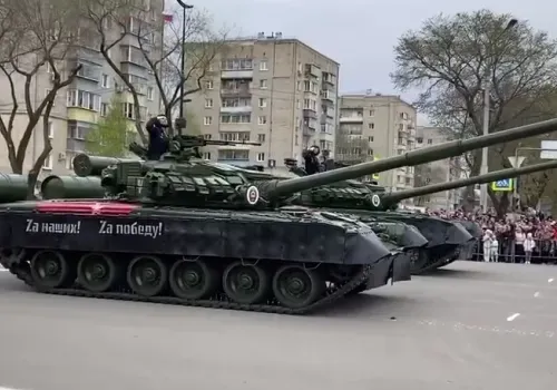 Отец Героя России, погибшего в ходе СВО, возглавил экипаж танка на параде в Благовещенске