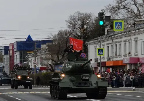 Вездеходы впервые проследовали в колонне на параде Победы в Белогорске