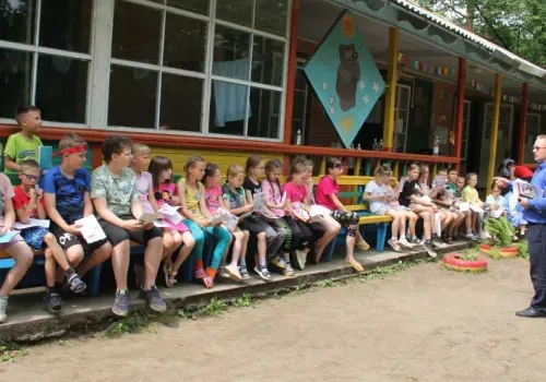 Железнодорожники в игровой форме рассказали отдыхающим детям в лагере «Сосновый бор» о правилах безопасного поведения на железной дороге