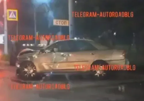 Автомобиль жестко пострадал, врезавшись в столб в Благовещенске