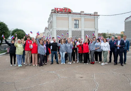 Железнодорожники присоединились к празднованию Дня Государственного флага