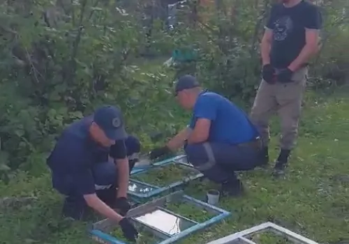 Спасатели помогают стеклить окна в пострадавшем от града Завитинске