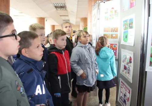 Амурские школьники посетили передвижную выставку детских комиксов о безопасности на железной дороге на станции Свободный