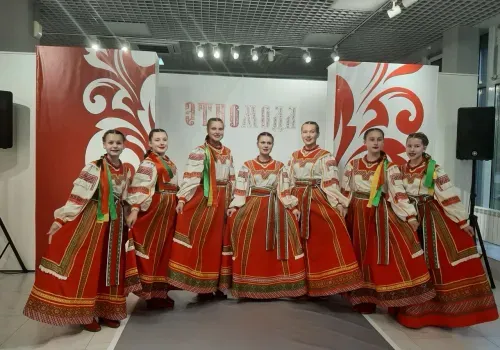 Костюмы в русском стиле показали дизайнеры из Пекина и Благовещенска