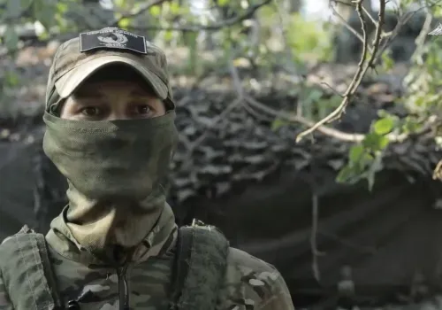 Российский боец оказался под обстрелом во время рассказа о танкистах