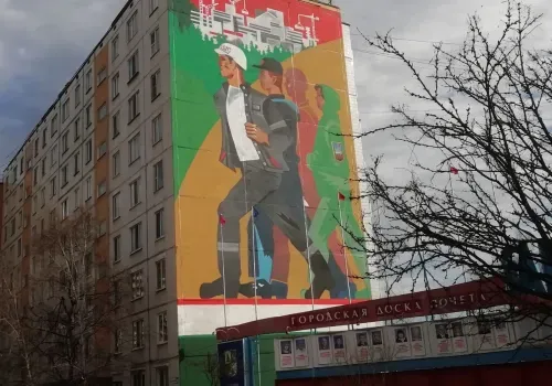 Граффити со строителями и паровозом стали украшением Тынды