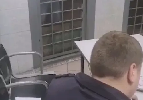 Пьяный вахтовик, найденный на ж/д вокзале Тынды, кидался на людей
