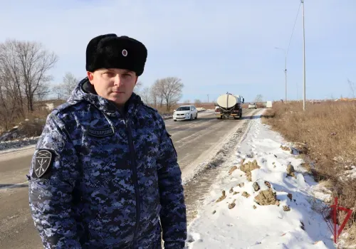 В Амурской области сотрудник Росгвардии спас замерзавшего на дороге мужчину
