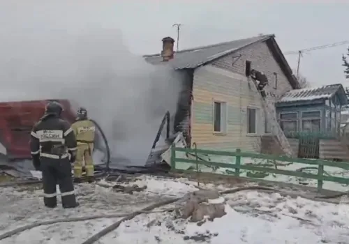 Веранду в селе Благовещенского округа тушили 12 пожарных 