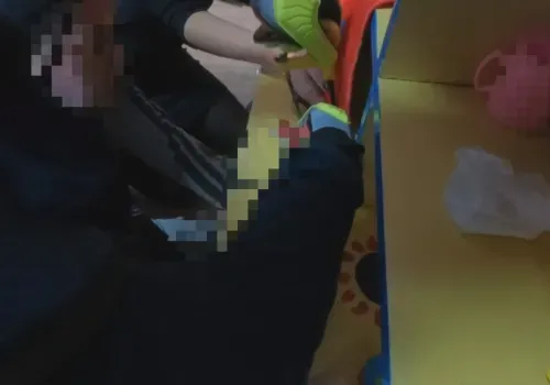 В Благовещенске спасатели освободили ребенка, застрявшего головой в игрушечной кухне