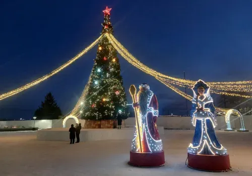 Прогулки у елки: вечерний вид новогодней площади Благовещенска