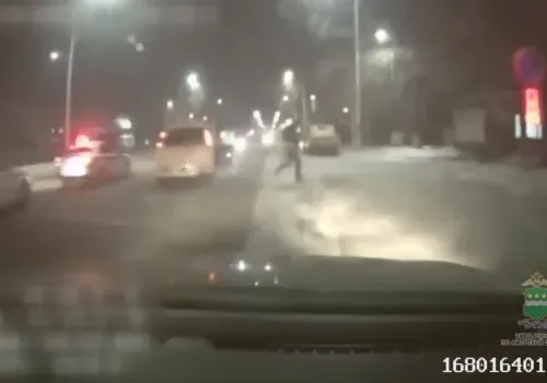 Автомобиль с открытым капотом догоняли инспекторы ДПС в Благовещенске