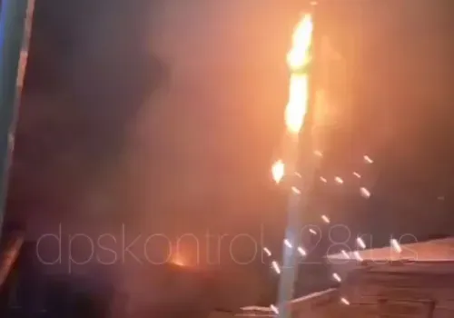 В Благовещенске электроопора искрила рядом с горящим домом