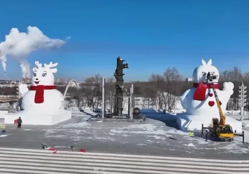 Гигантские снеговики появились в Китае рядом с Благовещенском