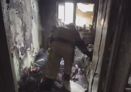 В Благовещенске очевидцы спасли девочку из горевшей квартиры