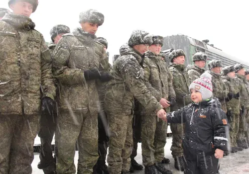 Ребенок пожал руки военнослужащим на митинге в Амурской области